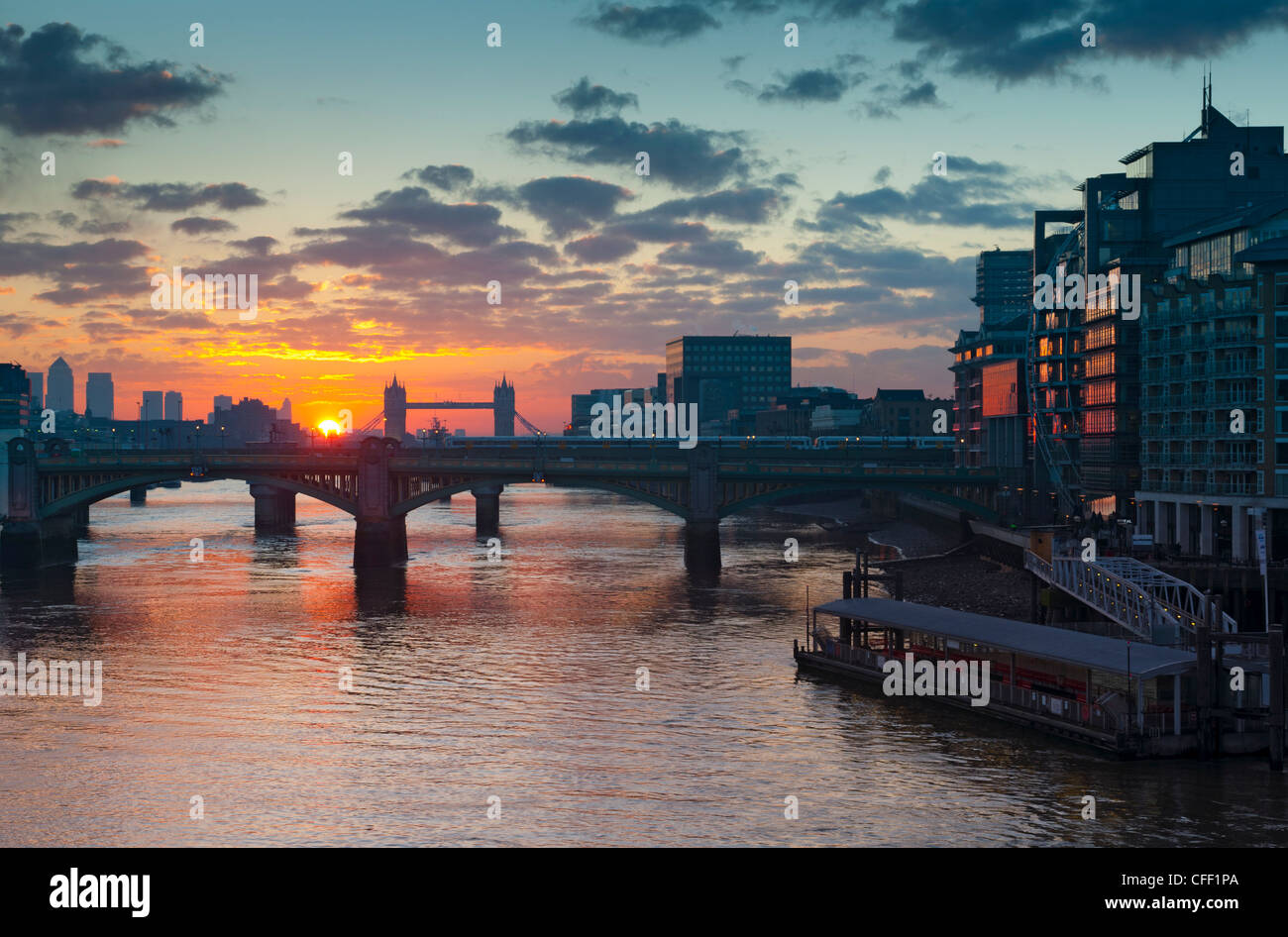 Southwark Bridge et le Tower Bridge, Londres, Angleterre, Royaume-Uni, Europe Banque D'Images