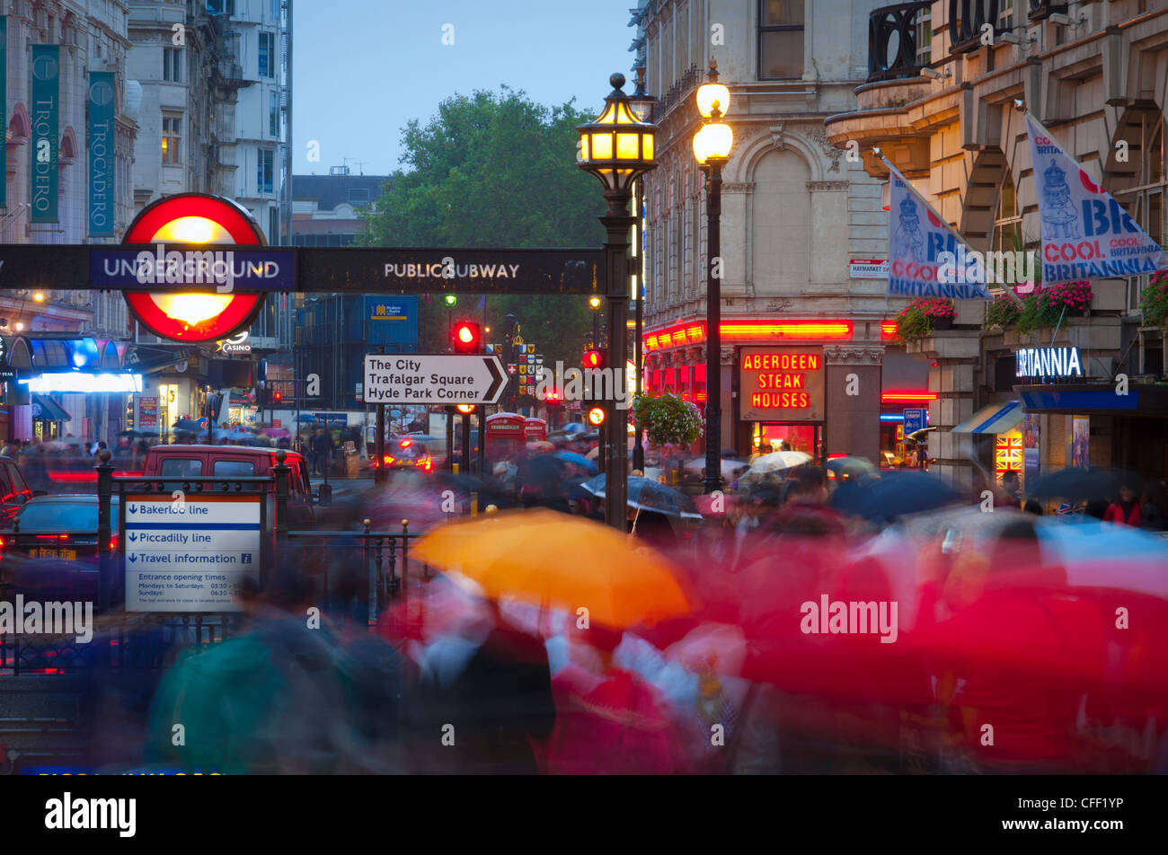 Entrée de la station de métro, Piccadilly Circus, Londres, Angleterre, Royaume-Uni, Europe Banque D'Images Entrée de la station de métro, Piccadilly Circus, Londres, Angleterre, Royaume-Uni, Europe Banque D'Images