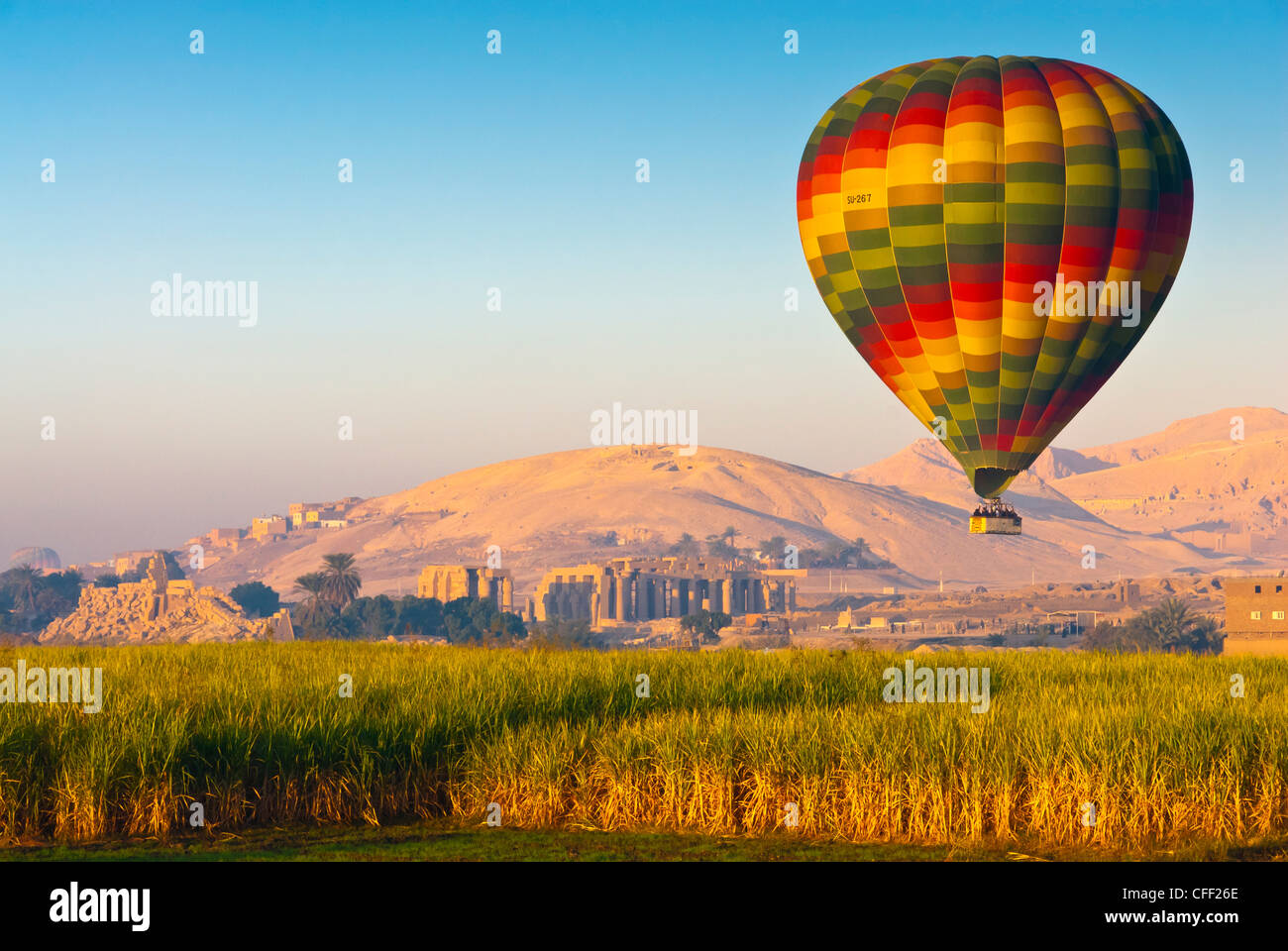 La montgolfière près de la Vallée des Rois, Thèbes, Egypte, Afrique du Nord, Afrique Banque D'Images