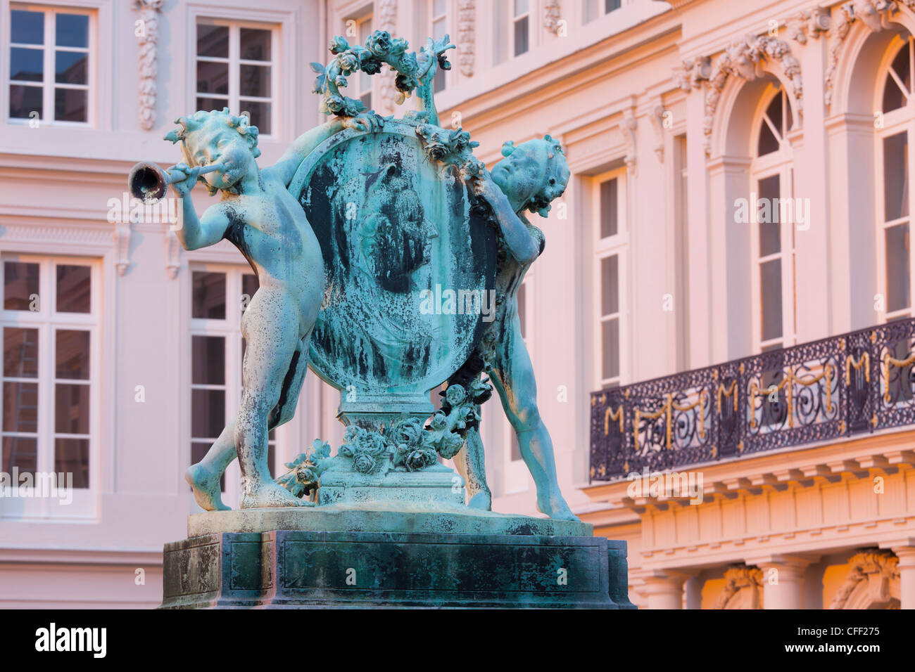 Statue de garçons à la Place du Musée, Bruxelles, Belgique, Europe Banque D'Images