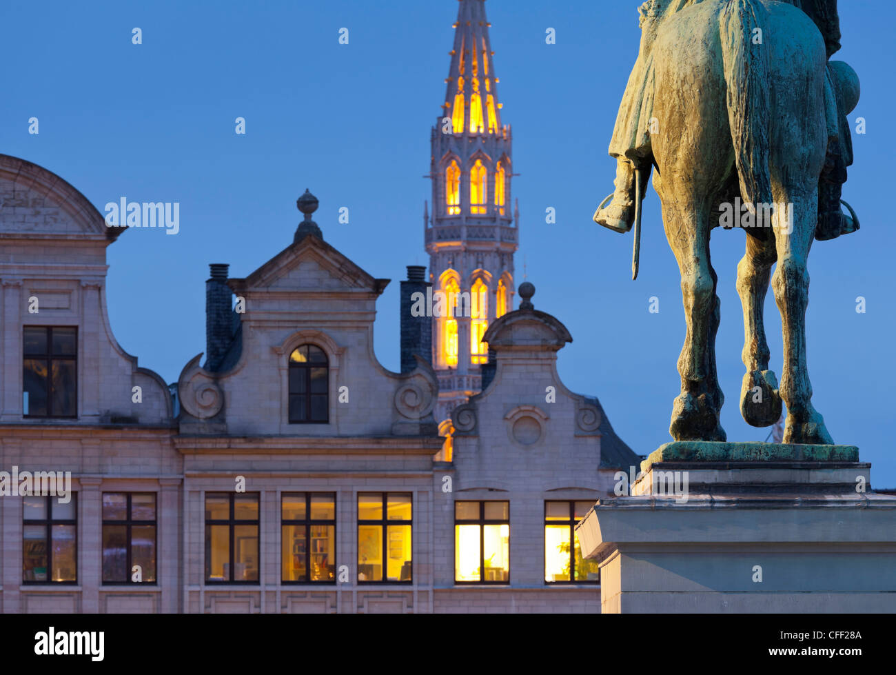 Monument équestre et illuminé clocher dans la soirée, statue du roi Albert, Place de l'Albertine, Bruxelles, Belgique, Europ Banque D'Images