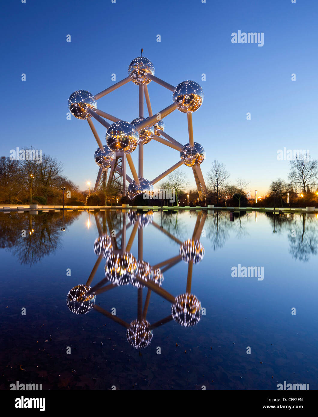 L'Atomium à un étang au coucher du soleil, Bruxelles, Belgique, Europe Banque D'Images