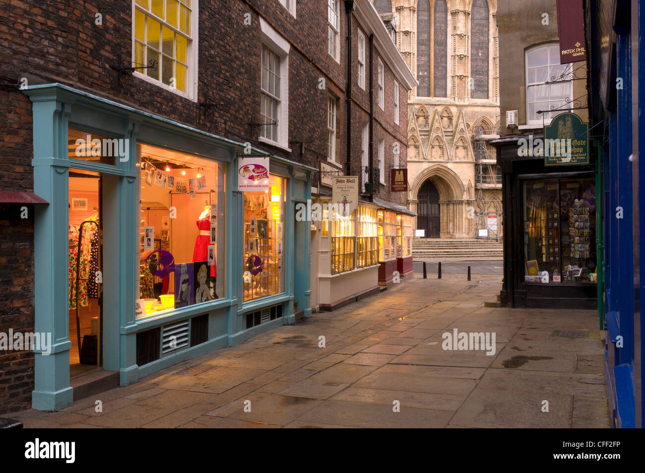 Commerces à proximité de la cathédrale de York, York, Yorkshire, Angleterre, Royaume-Uni, Europe Banque D'Images Commerces à proximité de la cathédrale de York, York, Yorkshire, Angleterre, Royaume-Uni, Europe Banque D'Images