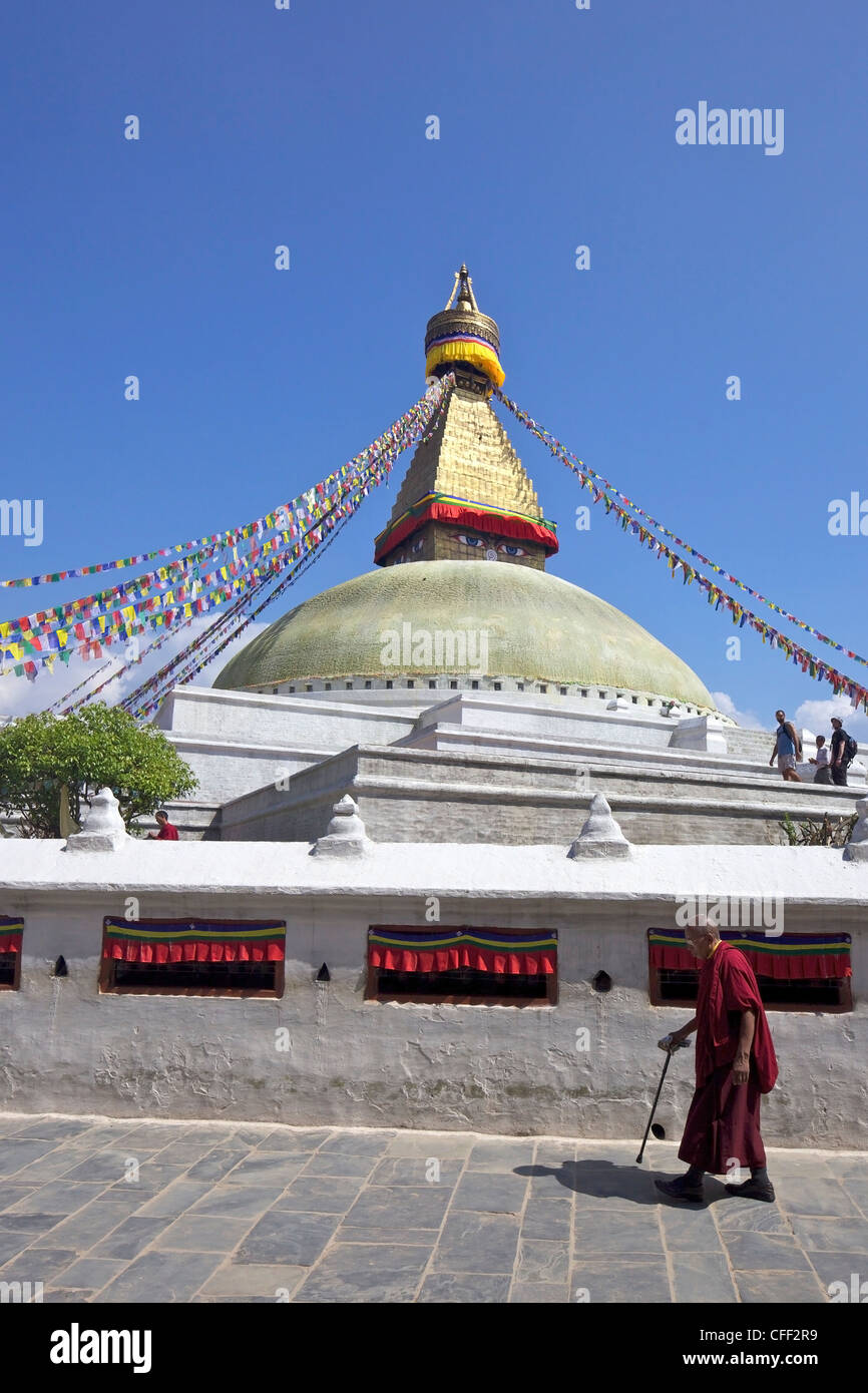 Moine au Stupa de Boudhanath, ancien site bouddhiste saint, UNESCO World Heritage Site, Katmandou, Népal, Asie Banque D'Images