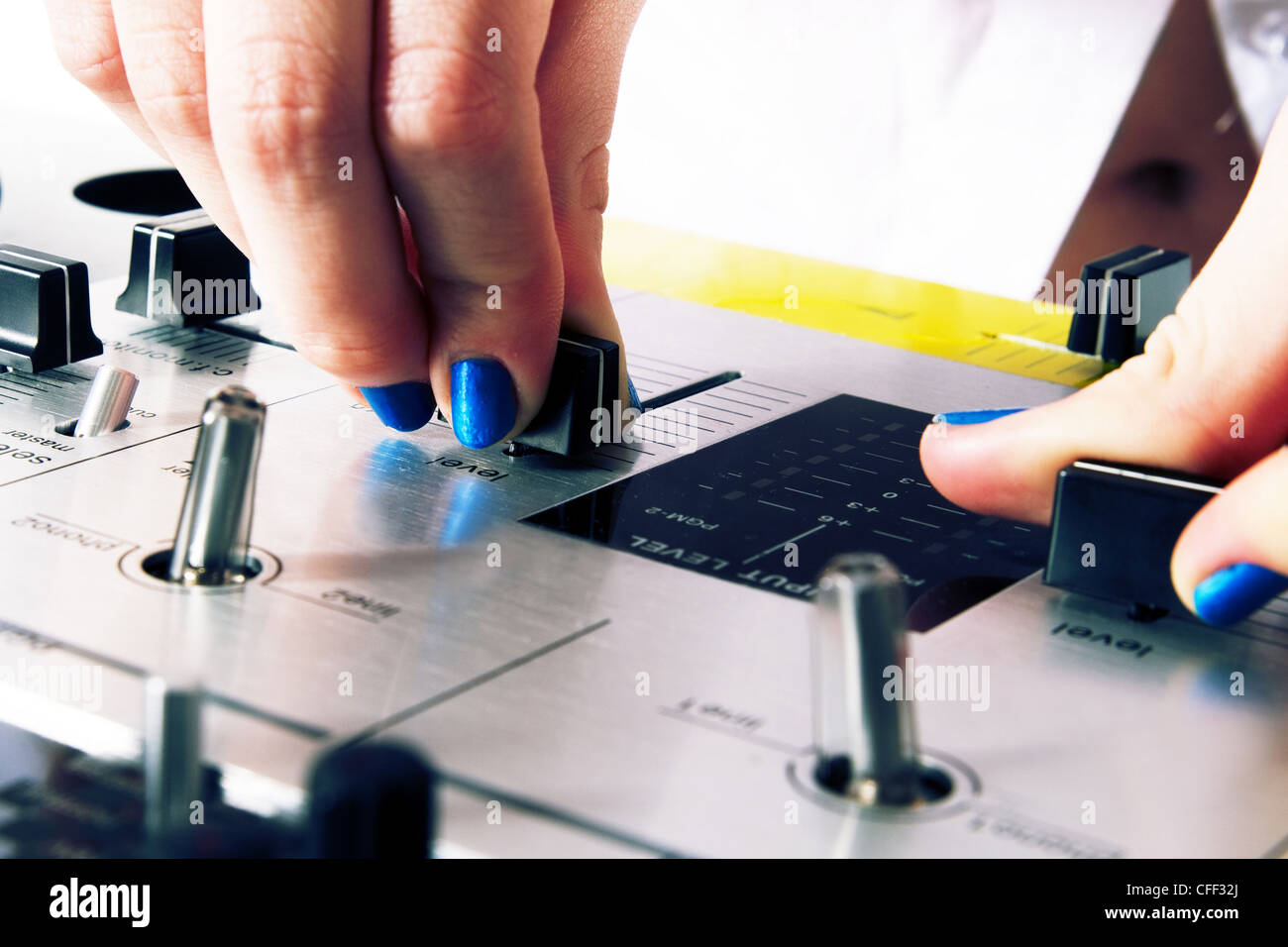 Disc Jockey girl réglage des niveaux sonores sur le mixage audio professionnel controller Banque D'Images