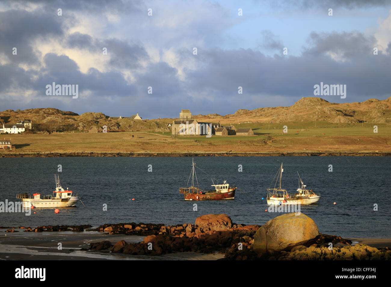 Ciel nuageux sur l'abbaye de Iona Iona et prises de Fionnphort sur l'île de Mull Banque D'Images