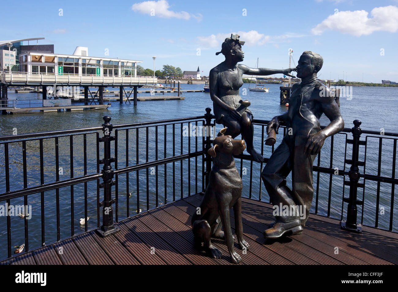 Les gens comme nous, sculpture en bronze par John Clinch, 1993, le Mermaid Quay, Cardiff Bay, South Glamorgan, Pays de Galles, Royaume-Uni Banque D'Images