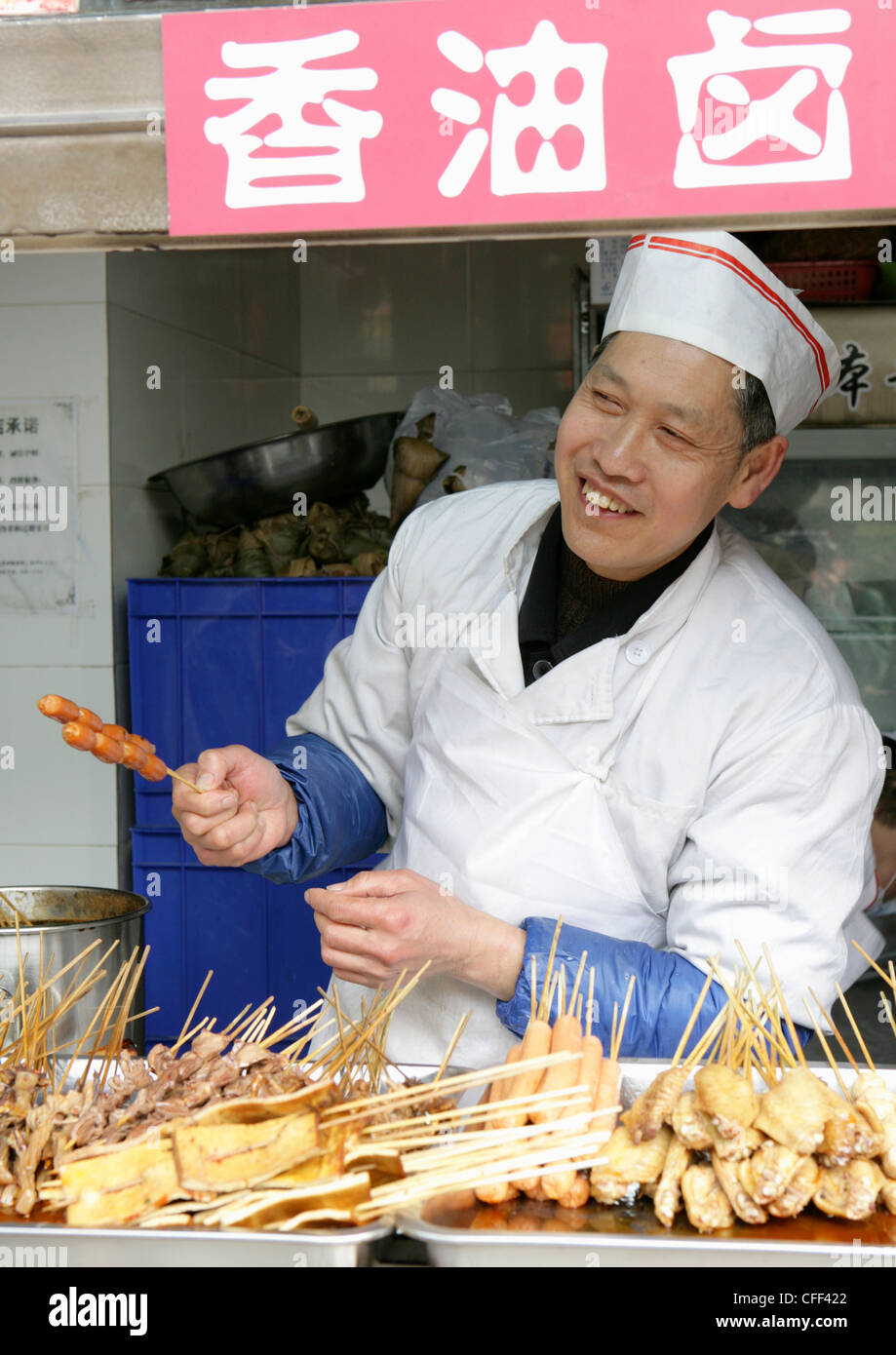 Snack-vendeur dans l'entreprise familiale, Chengdu, province du Sichuan, Chine, Asie Banque D'Images