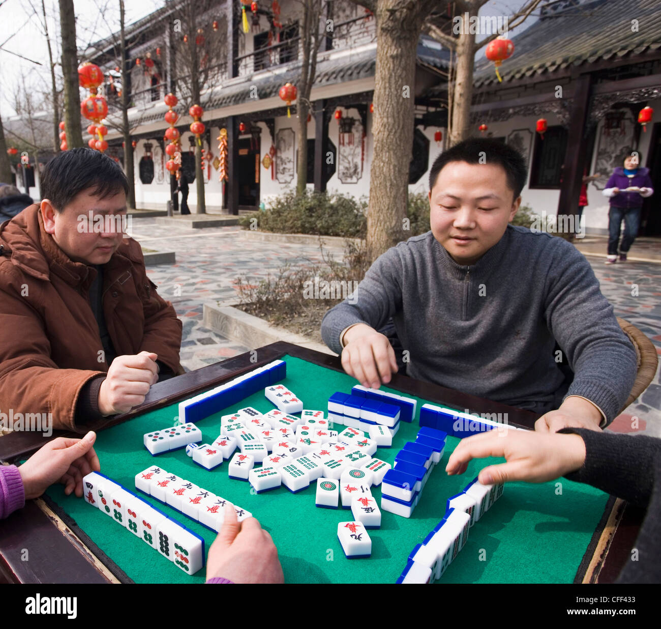 Les hommes chinois traditionnel de jeu de jeu de mahjong dans une cour de l'hôtel pendant le Nouvel An Chinois, Chengdu, Sichuan, Chine Banque D'Images