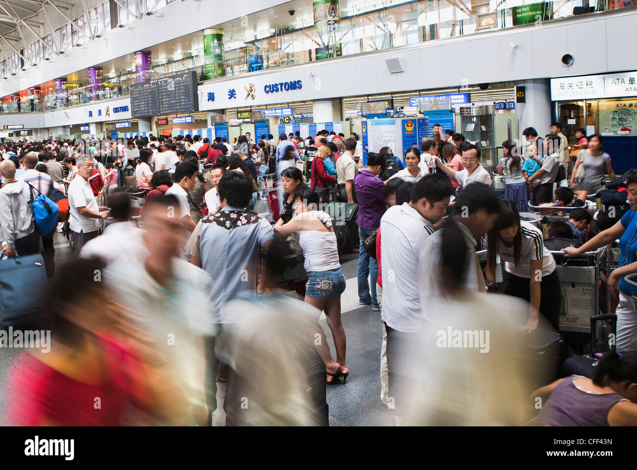 Les passagers de la compagnie aérienne chinoise la queue à l'aéroport de la capitale Beijing, Beijing, China, Asia Banque D'Images