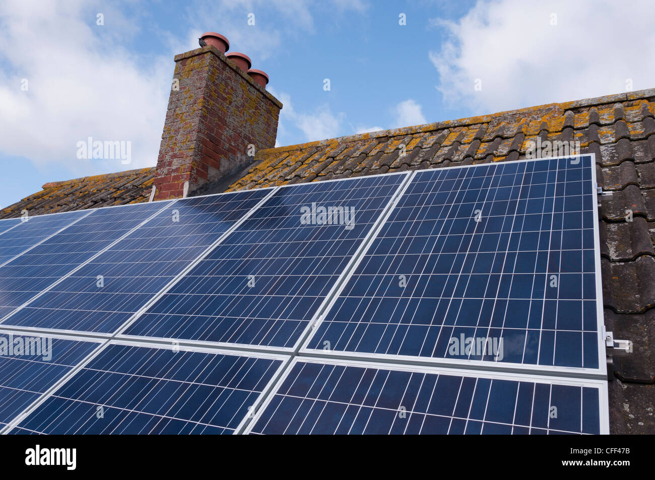 Des panneaux solaires installés sur le toit de tuiles d'une maison. Banque D'Images