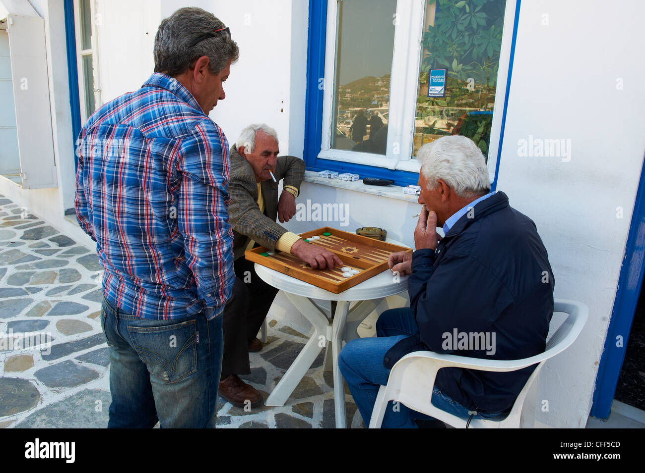Les hommes grecs jouer aux dominos, Parikia (Hora), Paros, Cyclades, îles  grecques, Grèce, Europe Photo Stock - Alamy