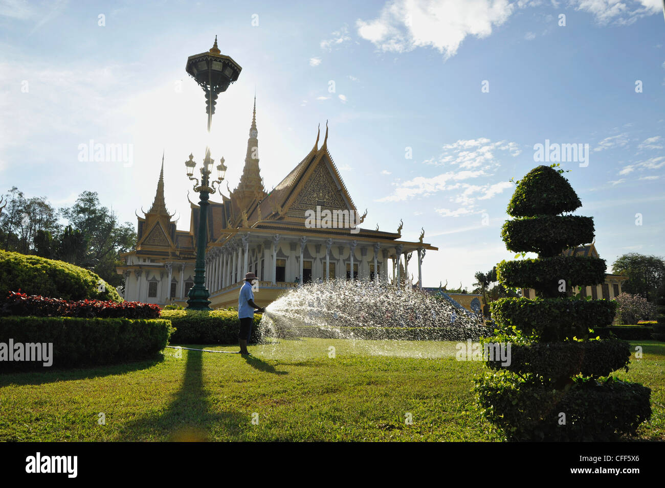 Verser le jardinier jardin avec gazon, Palais Royal, Phnom Penh, Cambodge Banque D'Images