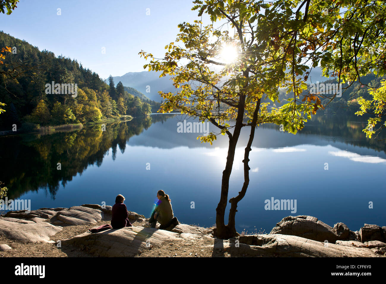 Les gens au bord du lac du monticule à l'automne, Eppan an der Weinstrasse, Alto Adige, le Tyrol du Sud, Italie, Europe Banque D'Images