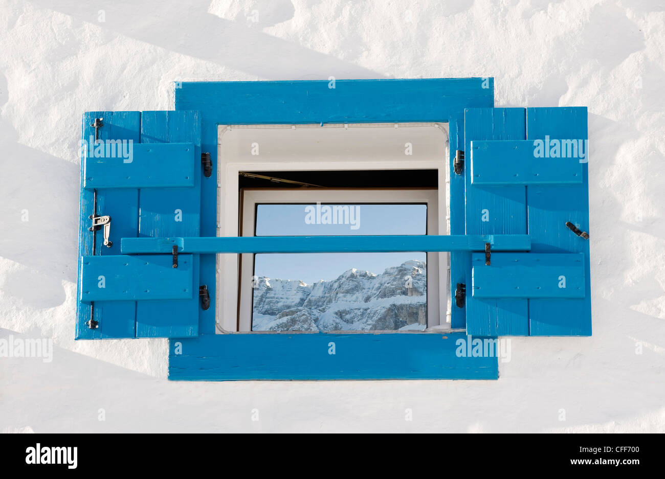 Reflet des montagnes de neige sur un carreau de fenêtre, l'Alto Adige, le Tyrol du Sud, Italie, Europe Banque D'Images