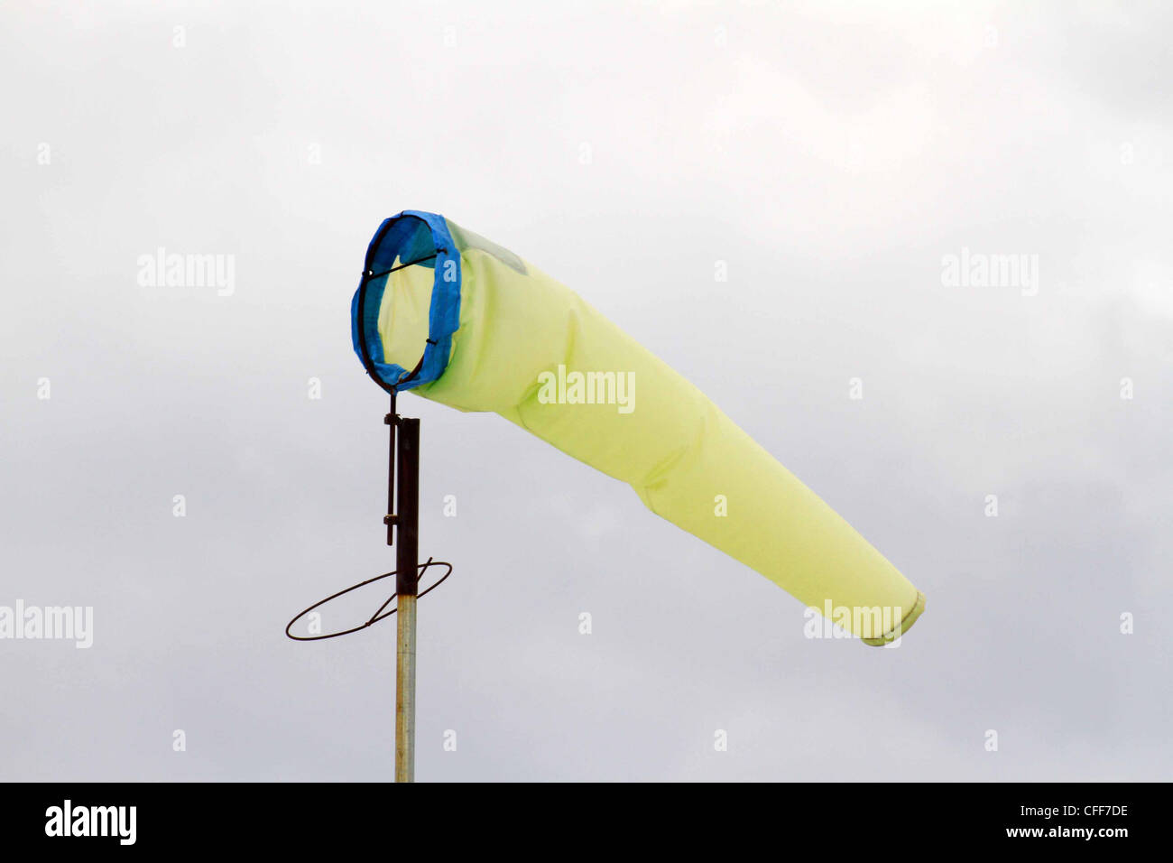 Manche à air, un tube textile conique conçu pour indiquer la direction du vent et la vitesse relative du vent. Banque D'Images