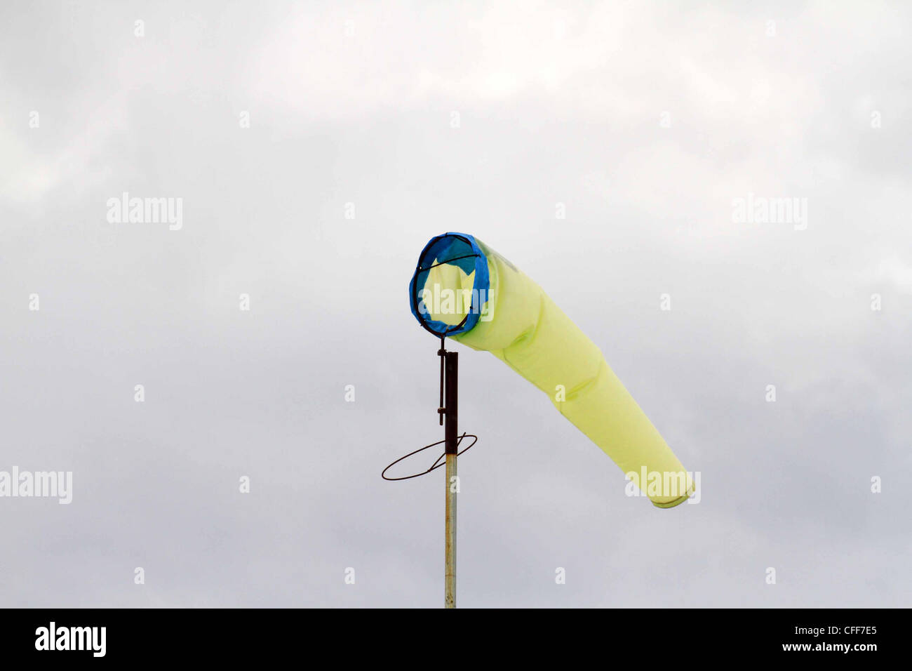 Manche à air, un tube textile conique conçu pour indiquer la direction du vent et la vitesse relative du vent. Banque D'Images