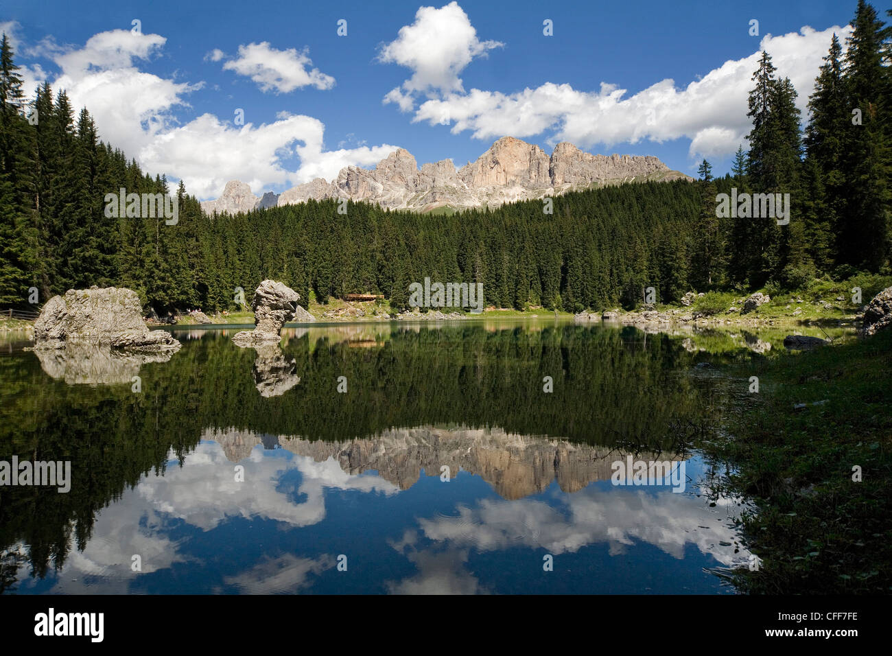 Lac Karersee dans la lumière du soleil en face de la réserve naturelle, Dolomites Rosengarten Sciliar, Alto Adige, le Tyrol du Sud, Italie, Europe Banque D'Images