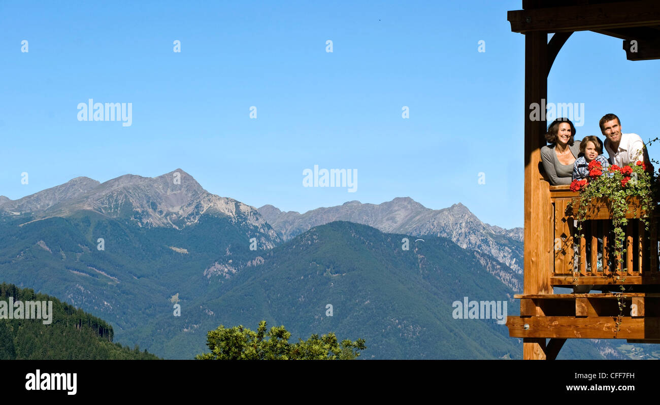 Famille sur un balcon en face de la montagne dans la lumière du soleil, Luesen, Alto Adige, le Tyrol du Sud, Italie, Europe Banque D'Images