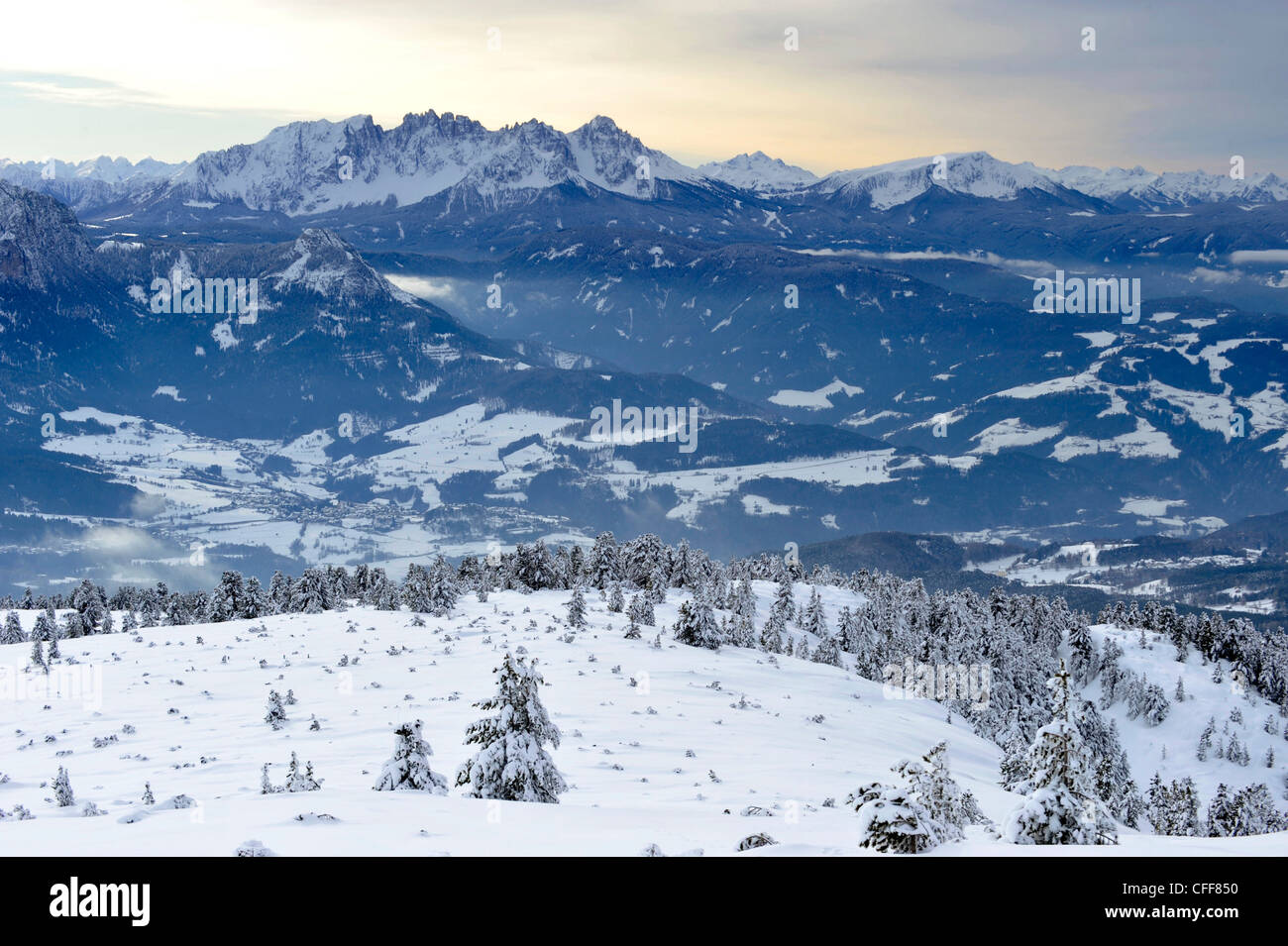 Paysage de montagne enneigée sous le ciel assombri, le Tyrol du Sud, l'Alto Adige, Italie, Europe Banque D'Images