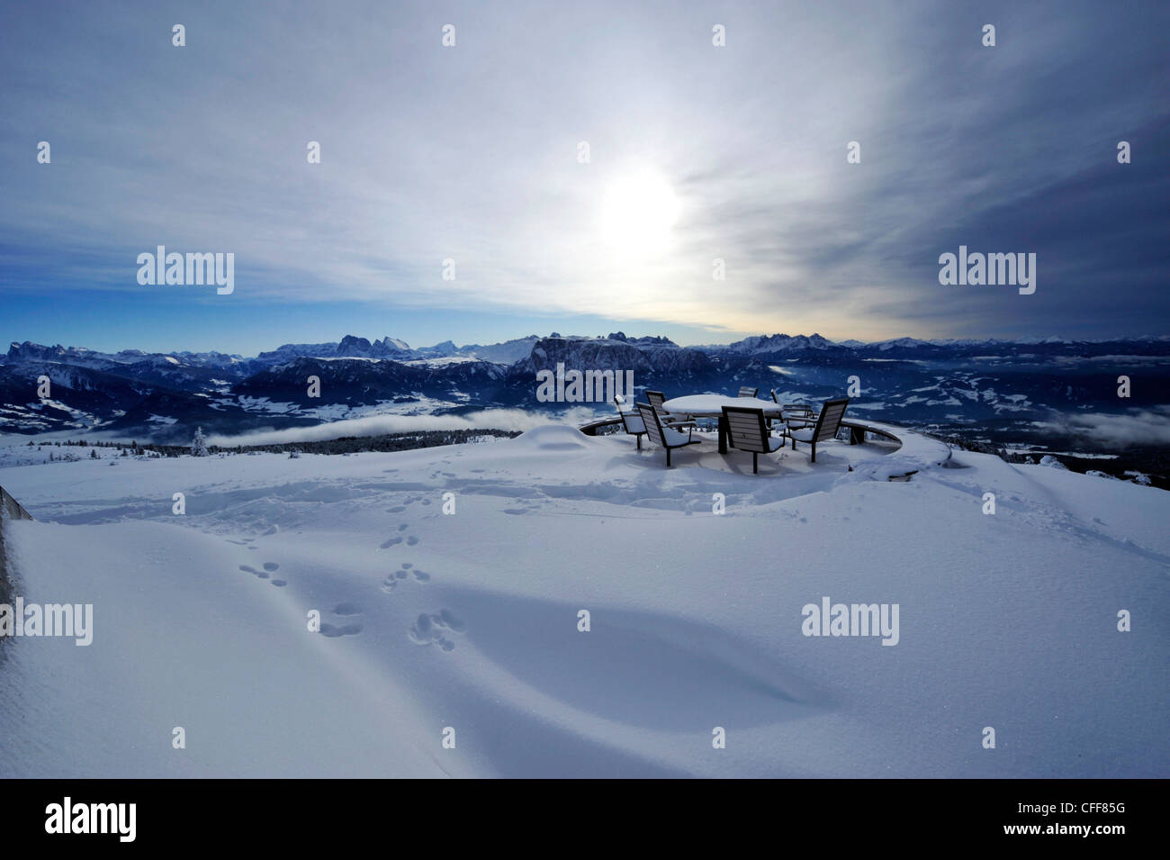 Paysage de montagne enneigée sous le ciel assombri, le Tyrol du Sud, l'Alto Adige, Italie, Europe Banque D'Images
