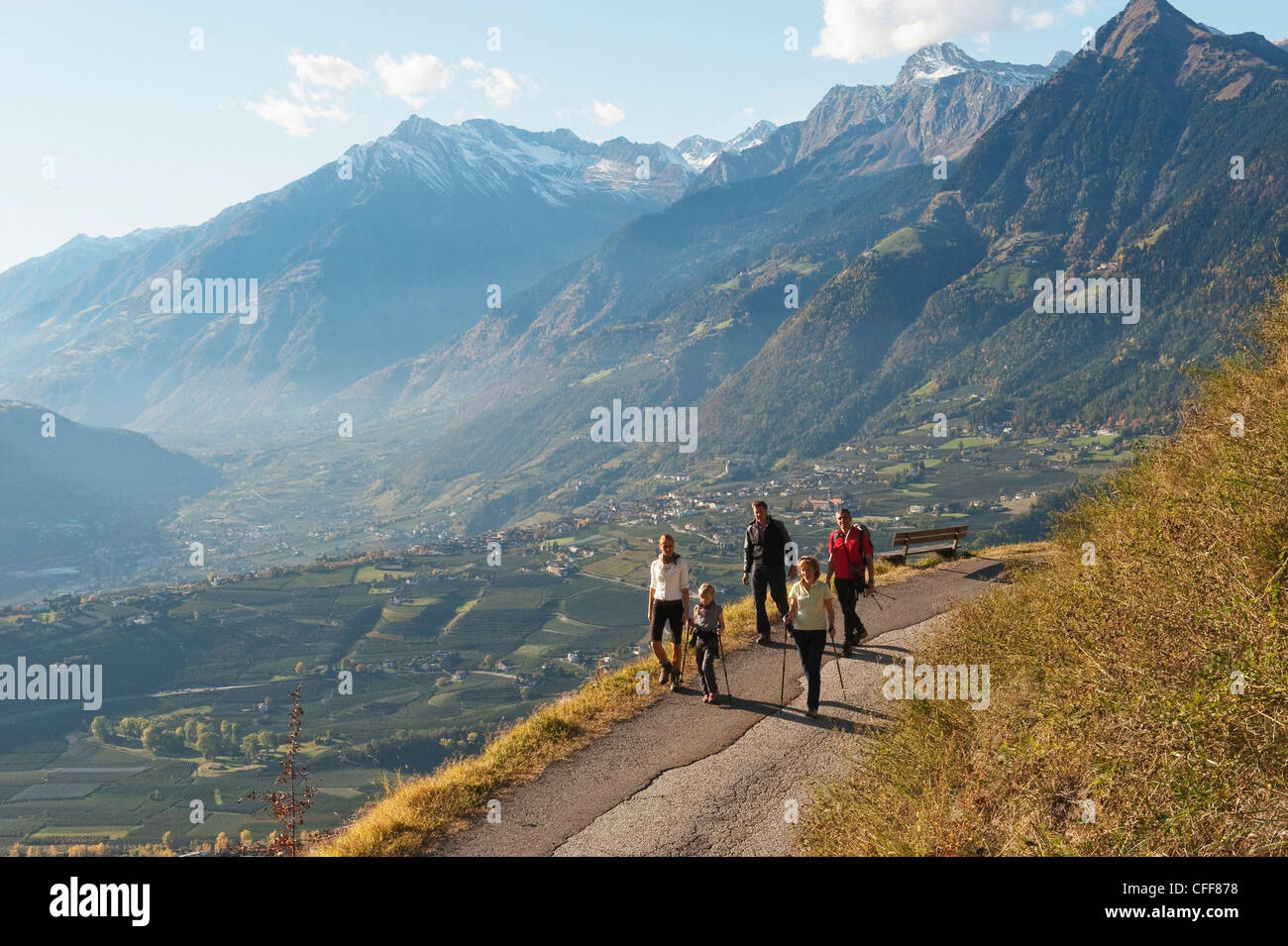 Les randonneurs en montagne en automne, Schenna, Meran, le Tyrol du Sud, l'Alto Adige, Italie, Europe Banque D'Images