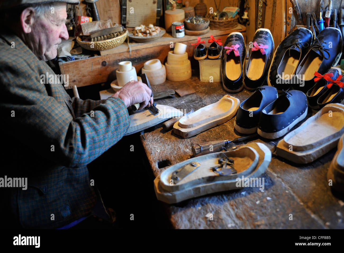 Vieil homme chaussures de fabrication, Durnholz, Val Sarentino, Tyrol du  Sud, l'Alto Adige, Italie, Europe Photo Stock - Alamy