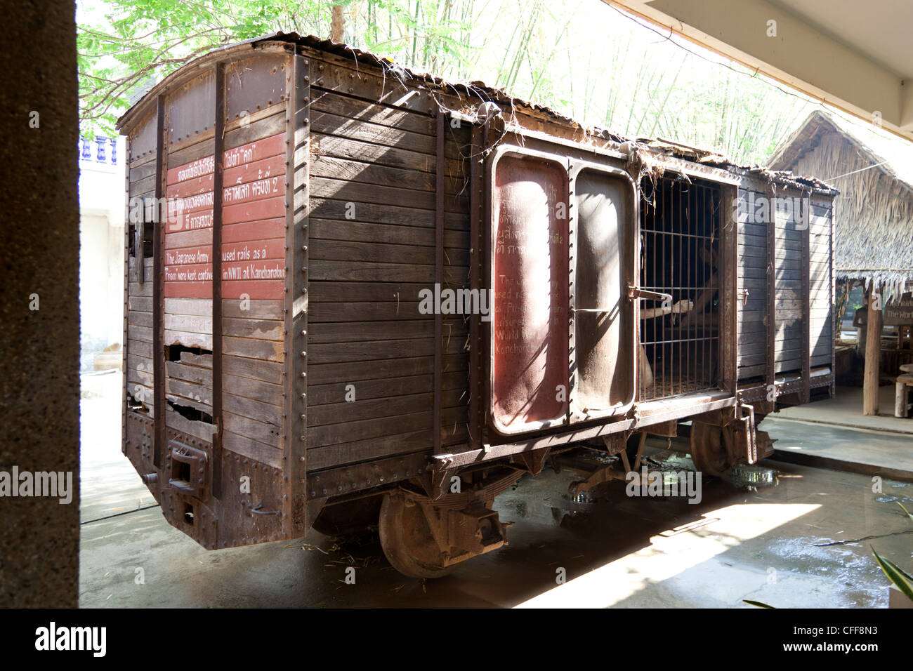 Un wagon sur affichage dans laquelle les prisonniers de guerre (POW) ont été emprisonnés par l'armée japonaise (Kanchanaburi - Thaïlande). Prison Break. Banque D'Images