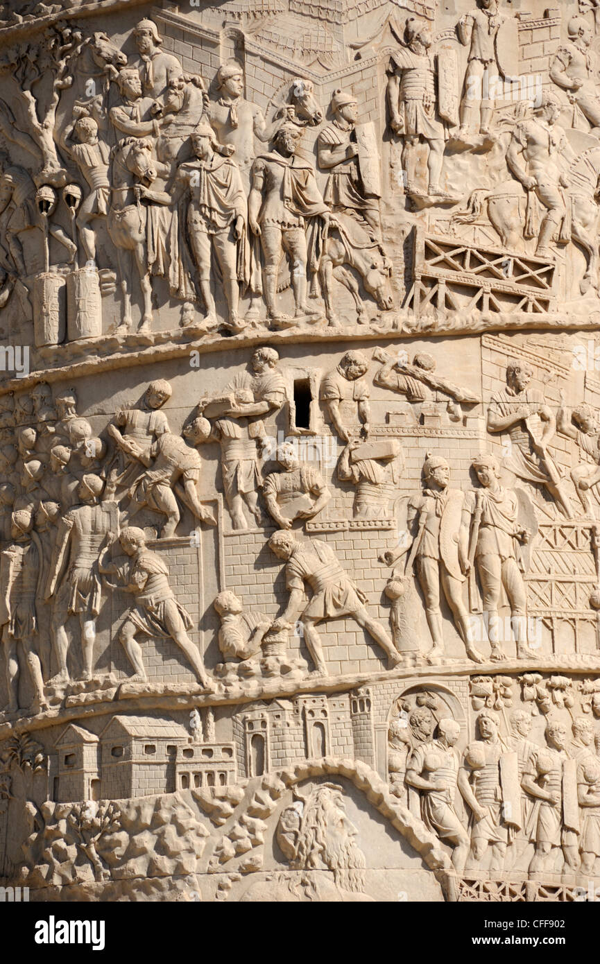 Italie, Rome, colonne de Trajan, ancien bas relief romain en gros plan Banque D'Images