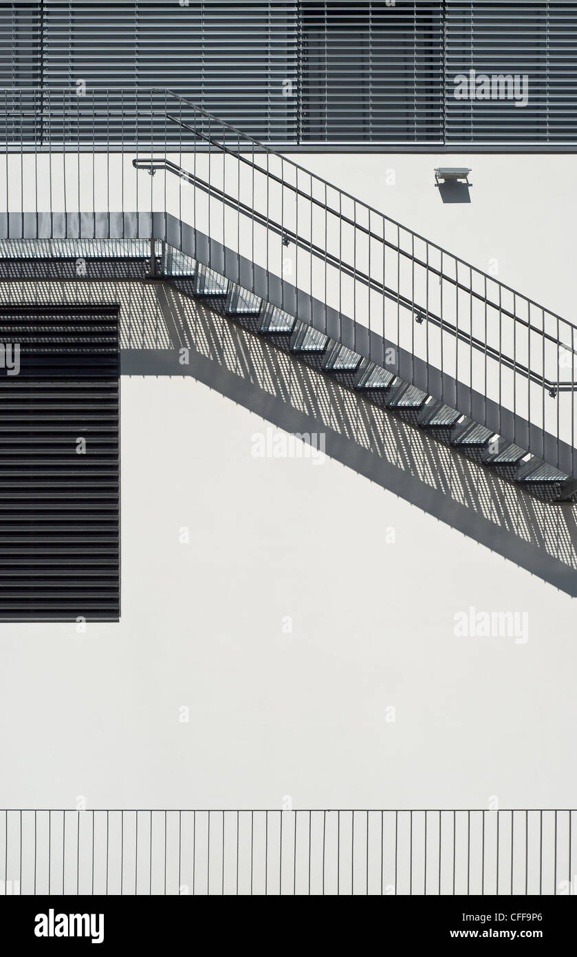 Escaliers métalliques comme un élément d'architecture contemporaine Banque D'Images