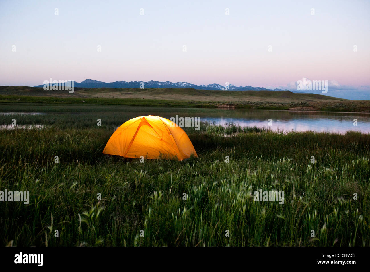 Une tente à côté d'un lac au coucher du soleil, dans le Montana. Banque D'Images