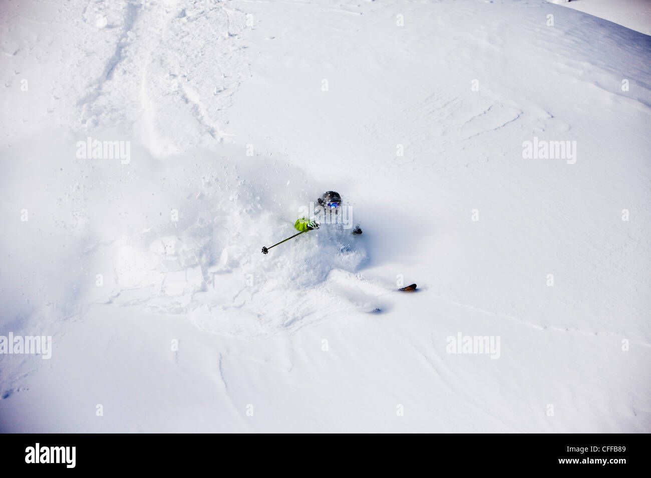 Un skieur sportif frais rip tourne en poudre dans l'arrière-pays pour un jour de tempête dans le Colorado. Banque D'Images