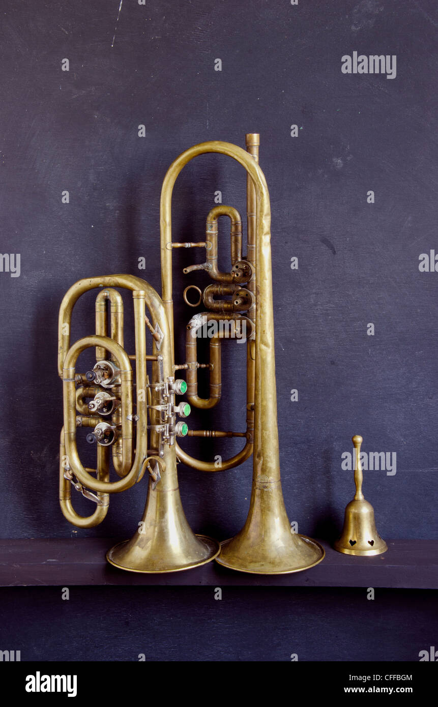 Deux instruments de musique en laiton et bell sur fond noir Banque D'Images