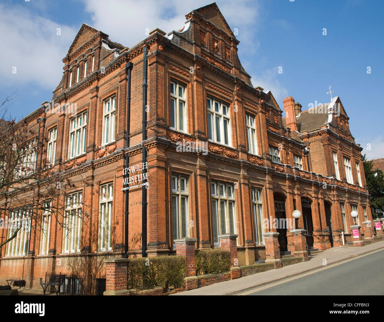 Bâtiment en briques rouges de style victorien construit en 1880, le musée d'Ipswich Ipswich, Suffolk, Angleterre Banque D'Images