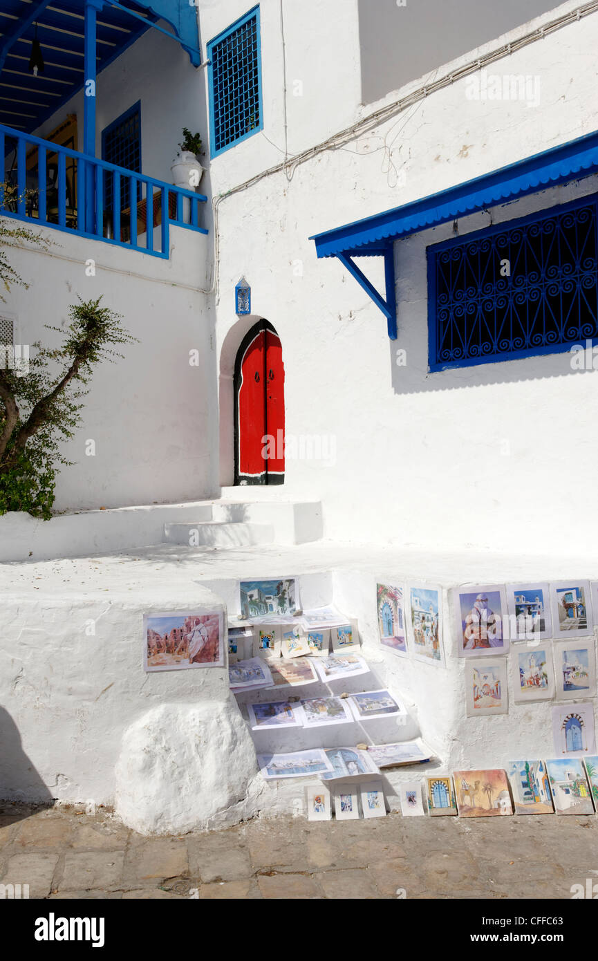Sidi Bou Said. La Tunisie. Avis de peintures à vendre souvenirs pittoresques au coin de la falaise blanchis haut village de Sidi Bou Said Banque D'Images