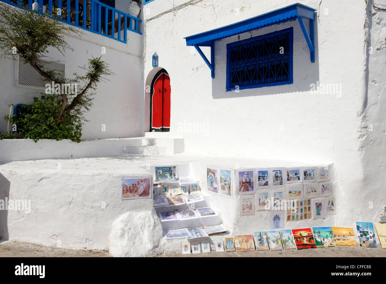 Sidi Bou Said. La Tunisie. Avis de peintures à vendre souvenirs pittoresques au coin de la falaise blanchis haut village de Sidi Bou Said Banque D'Images