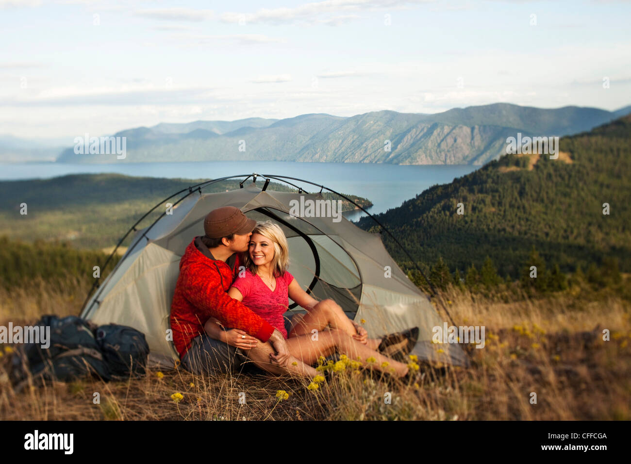 Un couple heureux sourire et rire sur un voyage de camping et randonnée dans l'Idaho. Banque D'Images