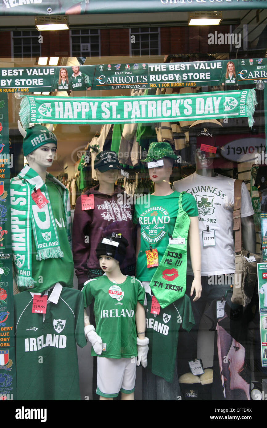 St Patricks Day et Irlandais T-shirts et d'écharpes en vente en magasin de Dublin Irlande Banque D'Images