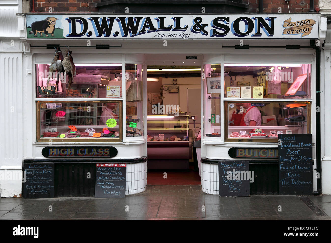 Les bouchers de la famille anglaise traditionnelle, situé dans la pittoresque ville de Ludlow dans le Shropshire. Banque D'Images