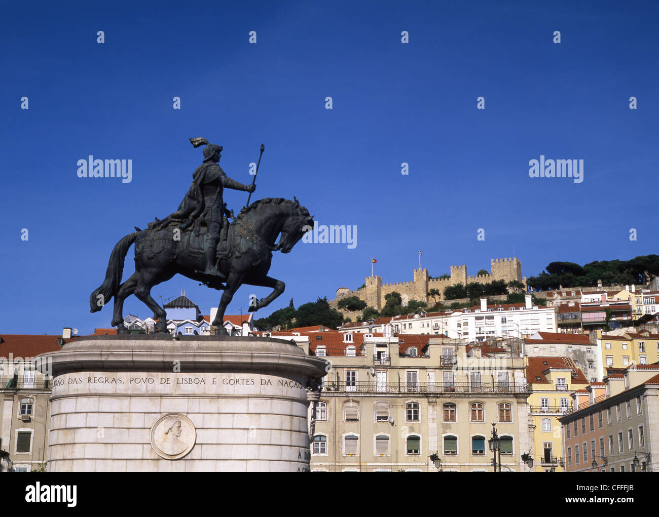 Statue du Roi João I (Jean I) et Castelo de Sao Jorge Praca da Figueira  Baixa Lisbonne Portugal Photo Stock - Alamy