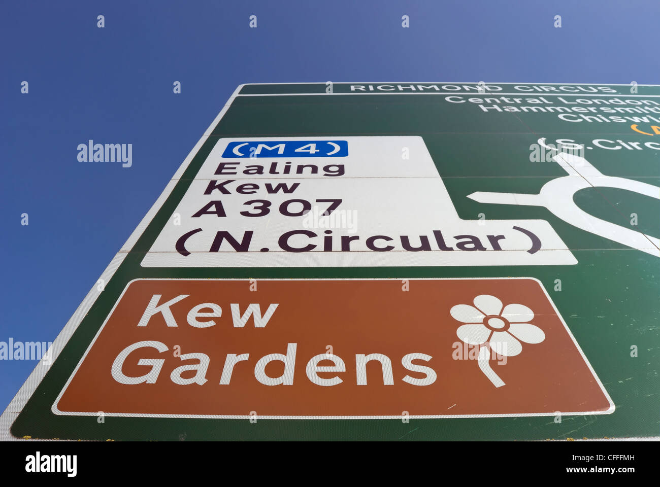 Panneau de circulation britannique montrant les itinéraires et les directions autour de Kew gardens, Surrey, Angleterre Banque D'Images
