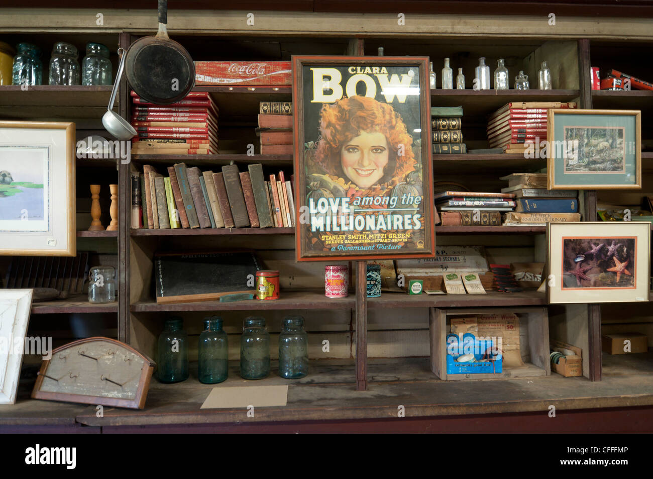 Floride Evinston bois ancien et historique Swink country store avec étagères bordées d'éléments nostalgiques. Banque D'Images