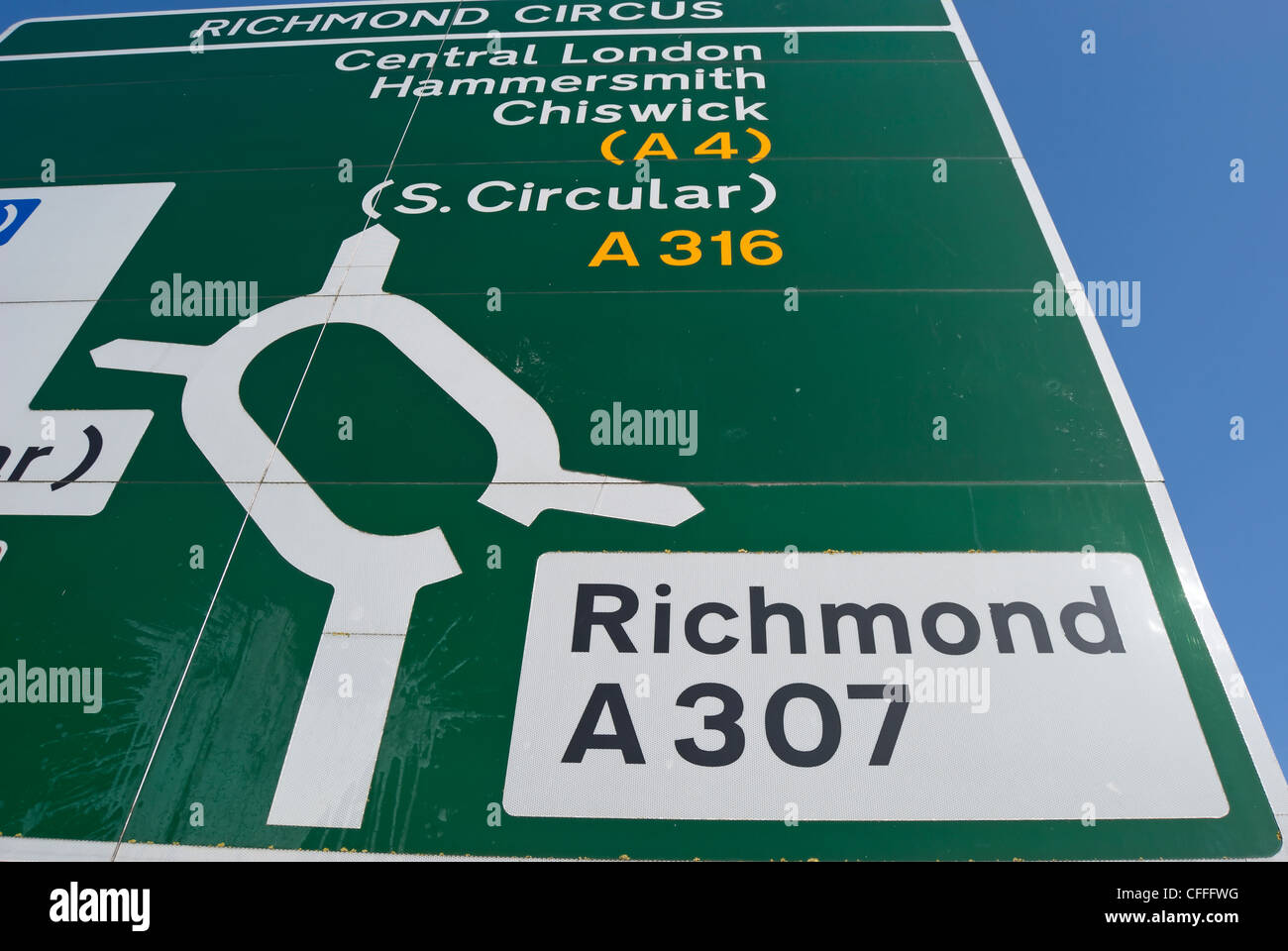 Panneau de circulation britannique montrant les itinéraires et les directions autour de Richmond upon Thames, Surrey, Angleterre Banque D'Images