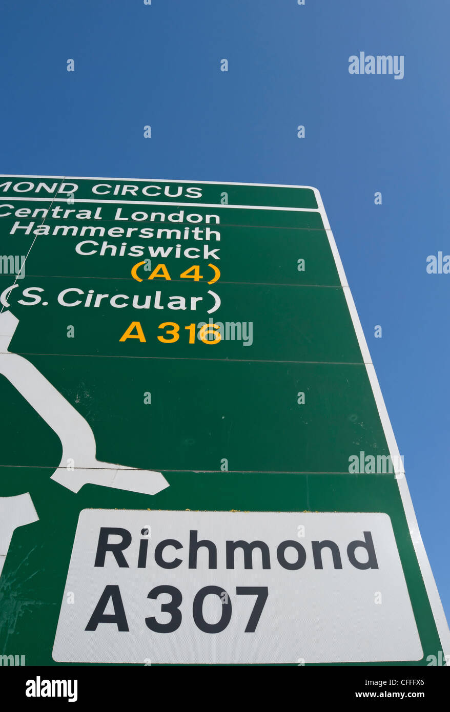 Panneau de circulation britannique montrant les itinéraires et les directions autour de Richmond upon Thames, Surrey, Angleterre Banque D'Images