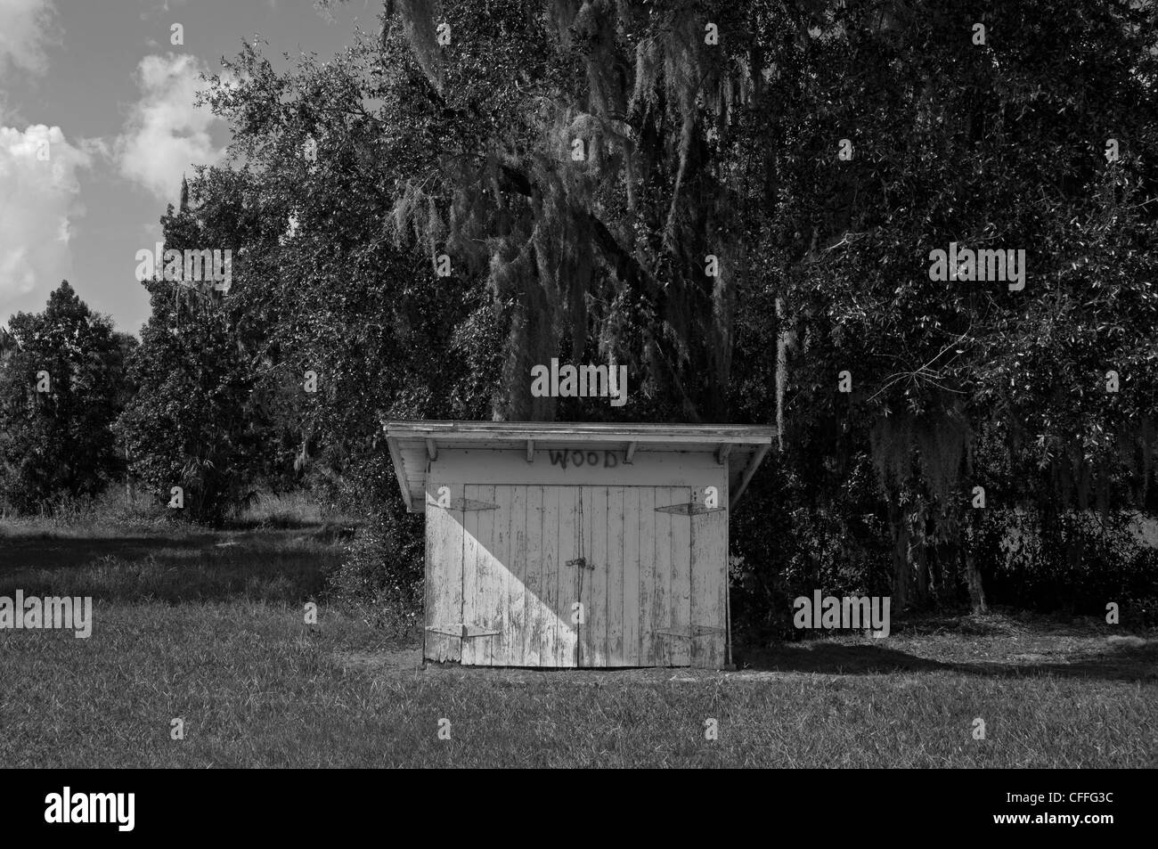 Ancien hangar en bois trouvés dans les régions rurales du nord de la Floride. Banque D'Images