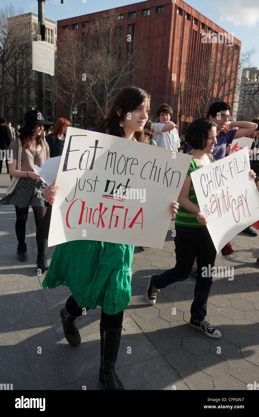 Les étudiants de la NYU et leurs partisans de protester contre les dons que la chaîne de fast food Chick-Fil-A donne à des groupes anti-gay Banque D'Images