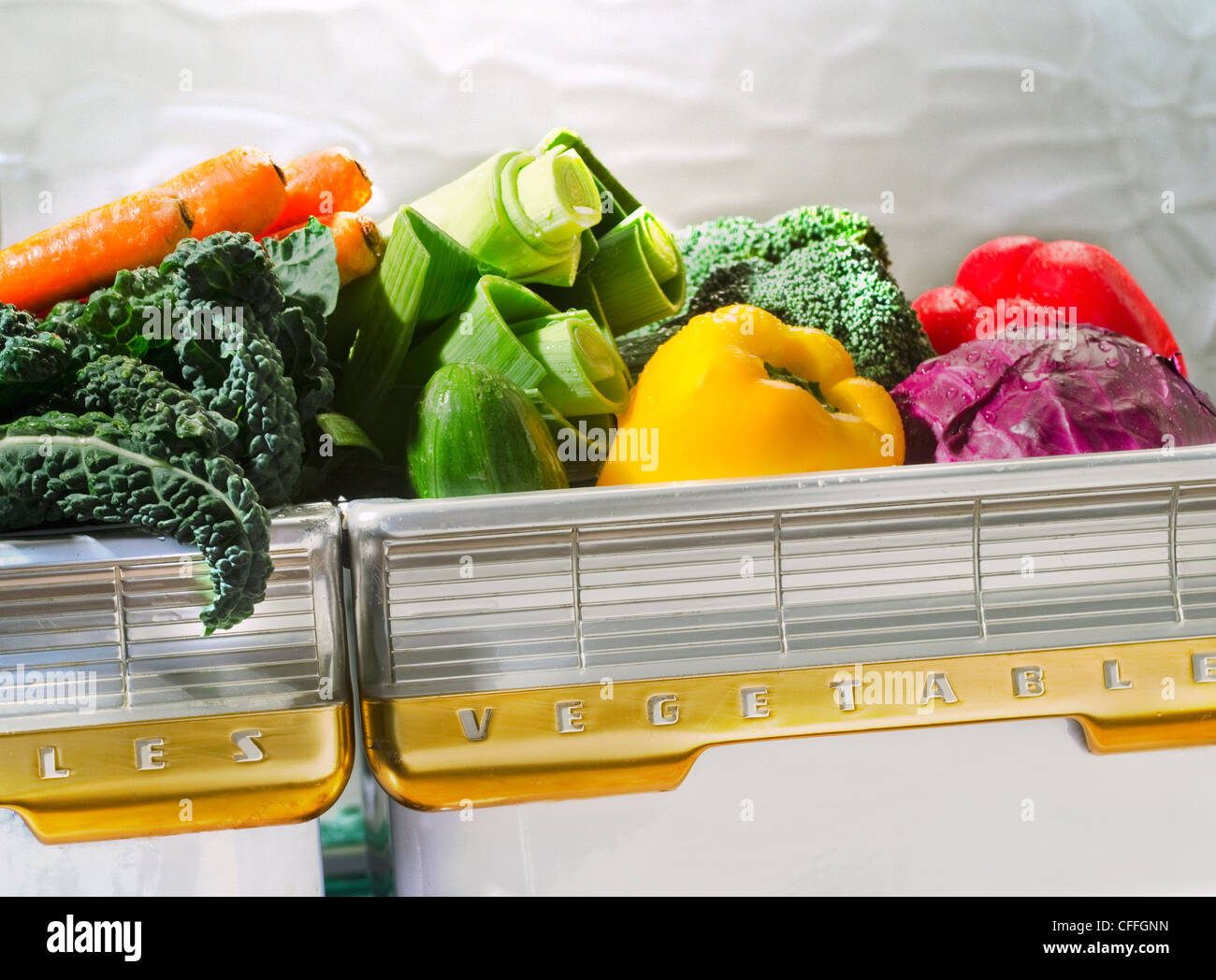 Divers légumes dans réfrigérateur rétro bin Banque D'Images