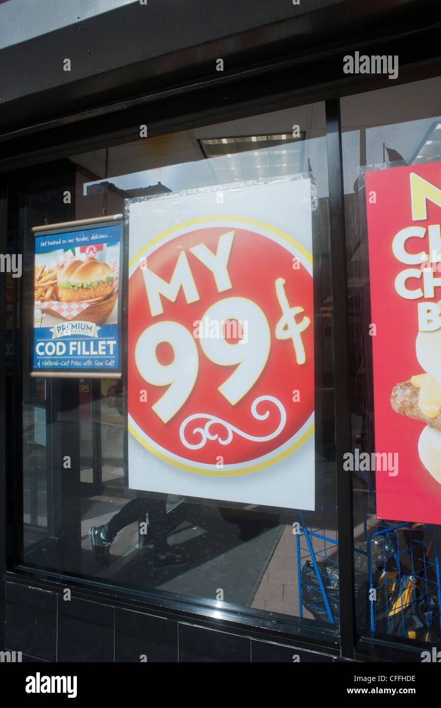 Quatre-vingt-dix-neuf cent promotions sont promus dans la fenêtre d'un fast food Wendy's restaurant dans le quartier de New York, le Brooklyn Banque D'Images