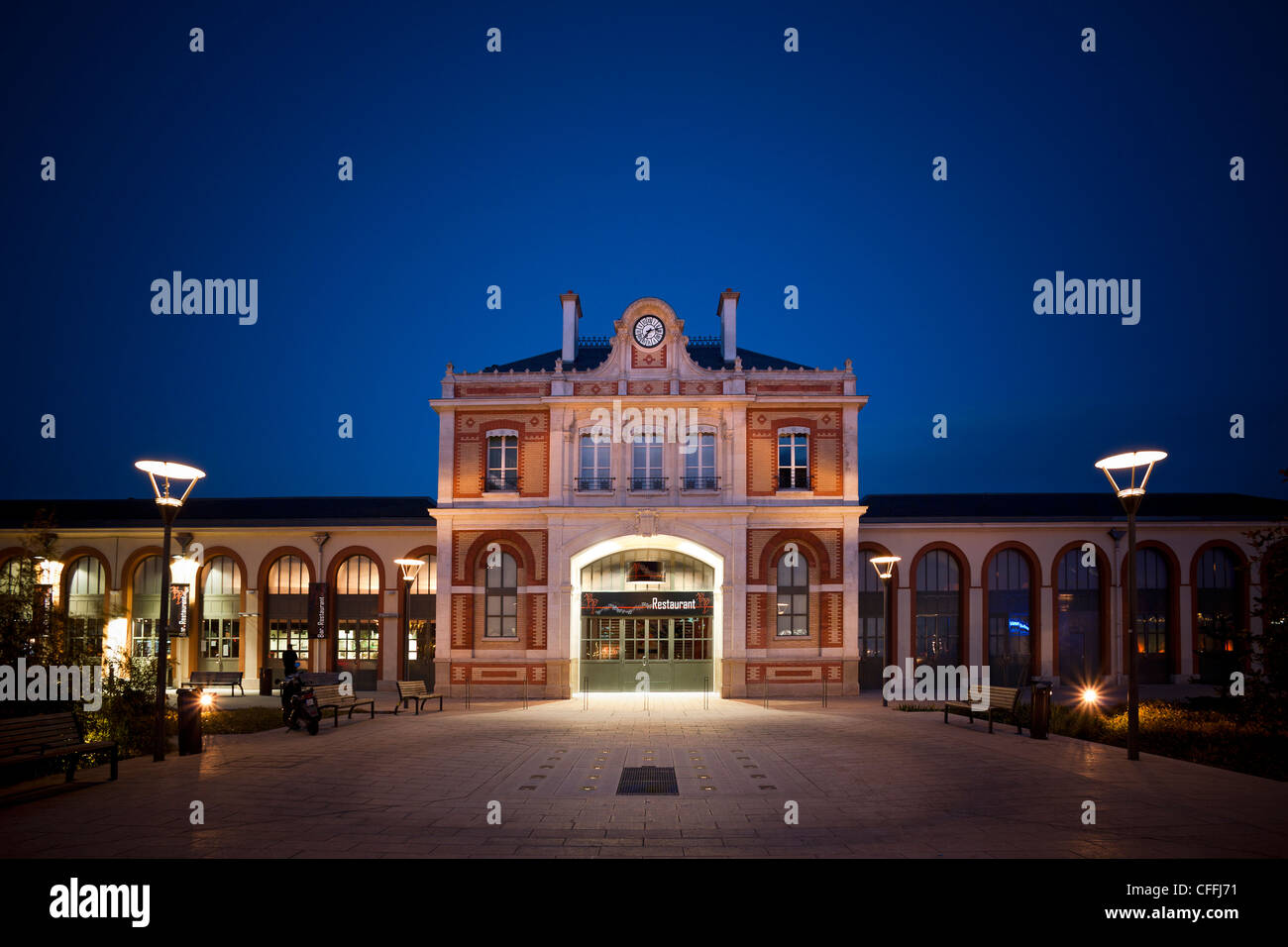 La gare de Vichy, rénové en 2009, qui accueille le restaurant du chef français Pierre-Yves Lorgeoux. Banque D'Images