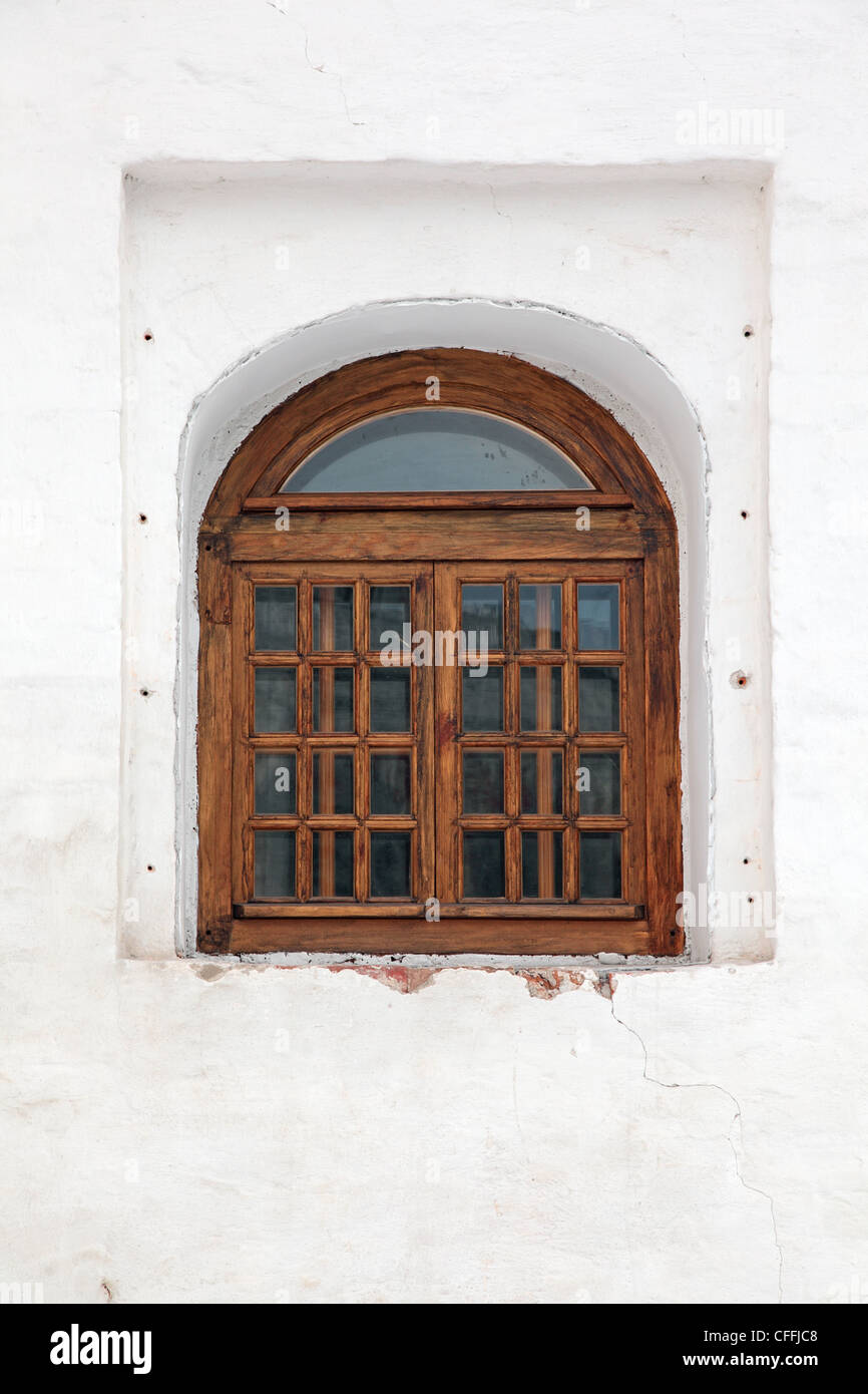 Un vieux arch fenêtre et mur blanc. Banque D'Images